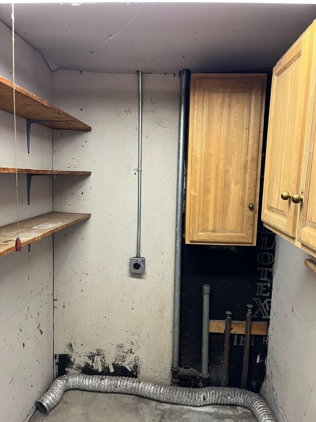 Building Photo - Charming 3-bedroom 1.5-bathroom brick home