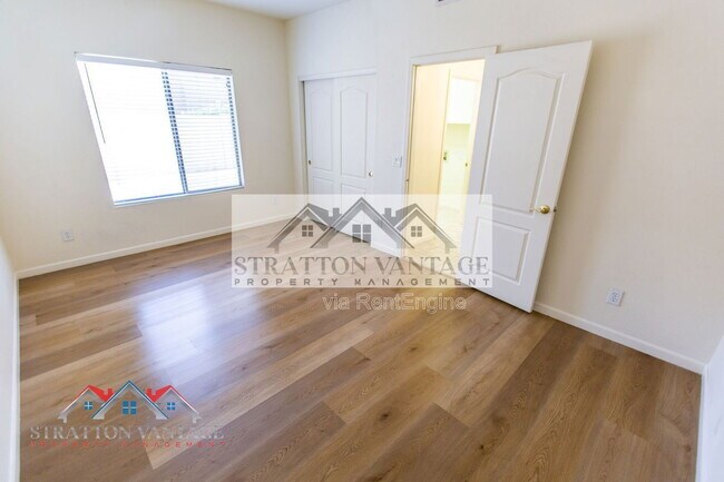 Building Photo - 960 E Constitution Dr