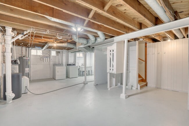 Building Photo - 645 Hi View Ct