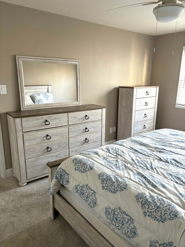 Building Photo - 6 N Newport Ave