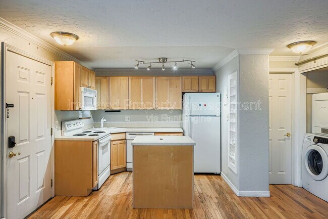 Building Photo - 1243 Vine St