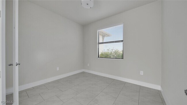 Building Photo - 1704 NW 38th Ave