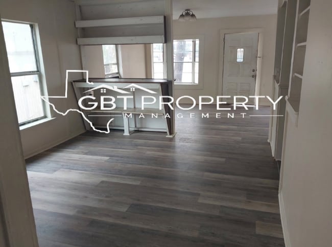 Building Photo - 2 Bedroom 1 Bath Home!