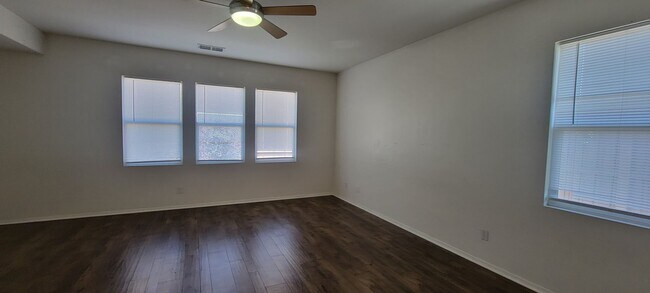 Building Photo - Gorgeous Single Story Home