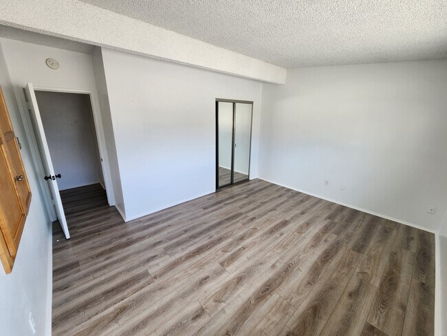 Building Photo - 702 N Paulina Ave