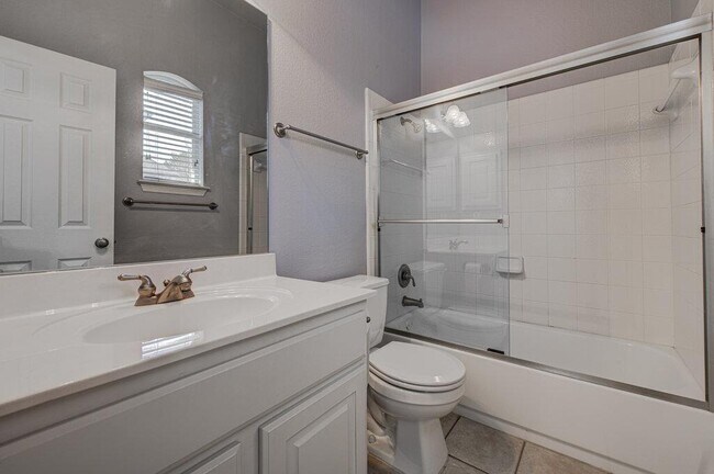 Building Photo - 2785 Lake Forest Dr