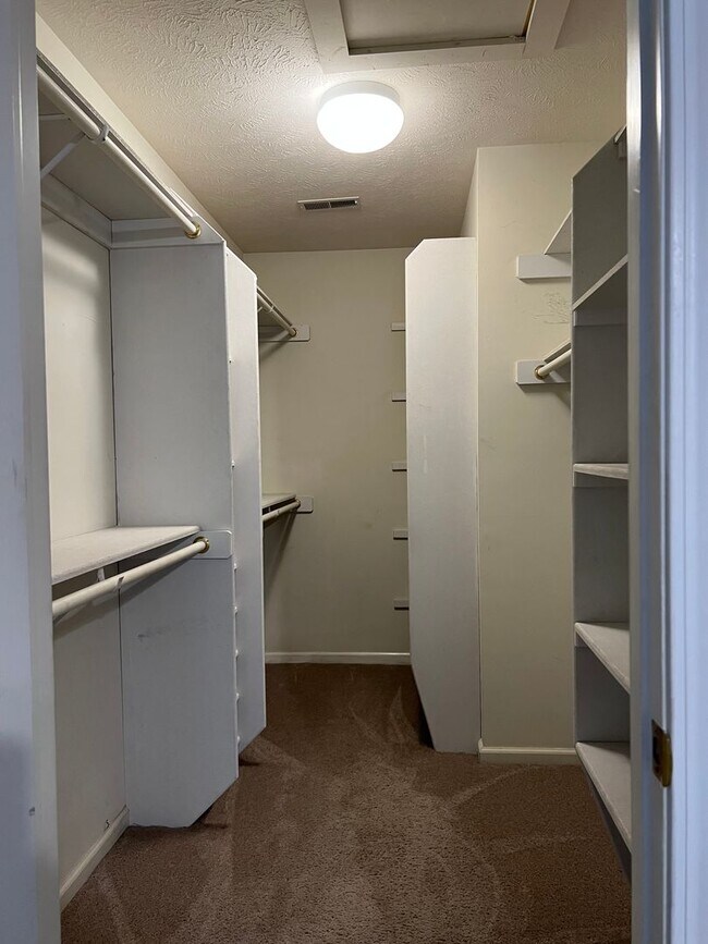 Building Photo - Well-Located 4 Bedroom with Versatile Living Space!!