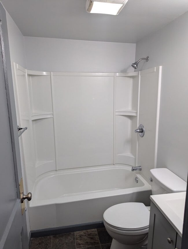 Building Photo - Newly Remodeled 2nd floor Apartment with v...