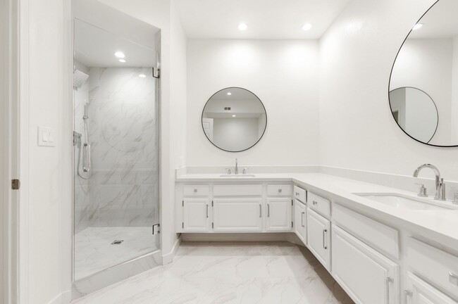 Building Photo - Beverly Hills Prime Location - 2 bed 2.5 bathroom