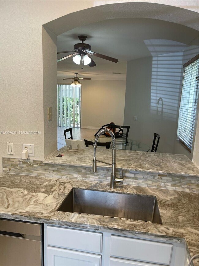 Building Photo - 2847 S Evergreen Cir