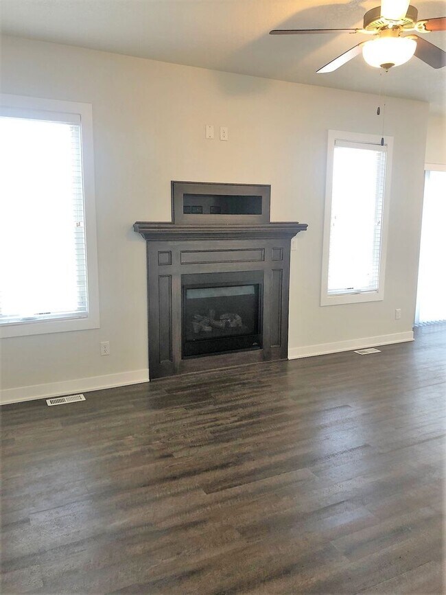 Building Photo - HUGE Single Family Home Available!