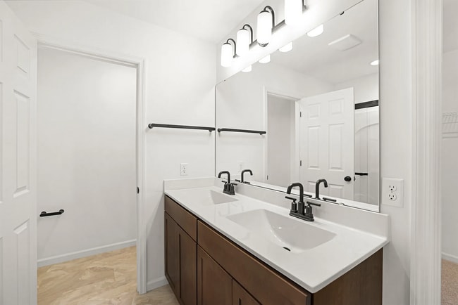 Building Photo - 43 Fairmount Grv Dr
