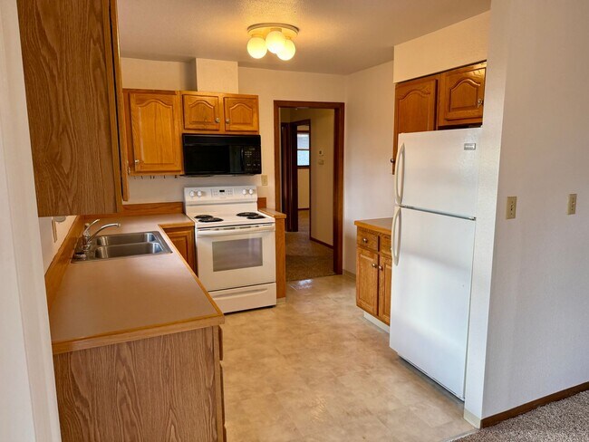 Building Photo - Milwaukie Triplex in quiet neighborhood w/ garage parking