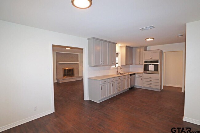 Building Photo - 806 Neches Dr