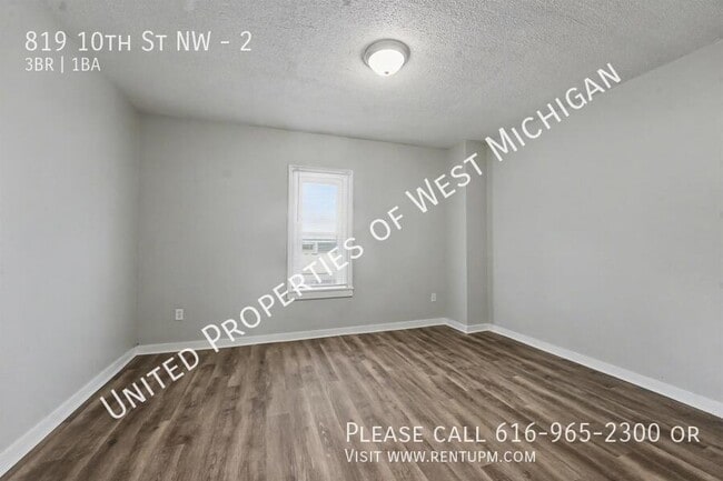 Building Photo - 819 10th St NW