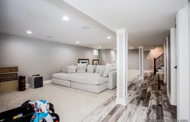 Building Photo - 2055 Walnut Cir