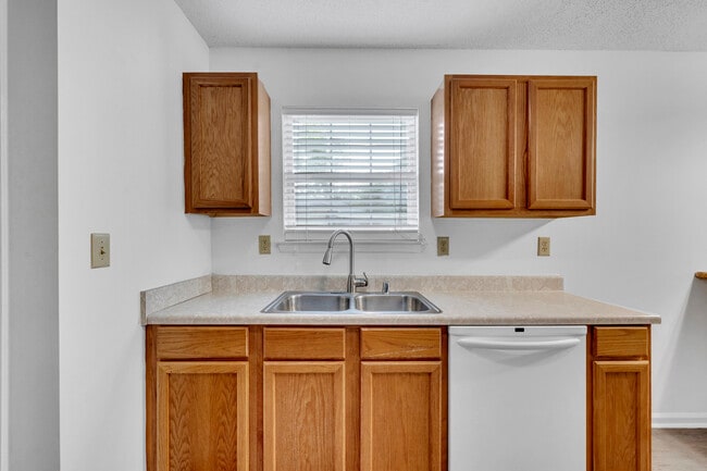 Building Photo - 6745 Lakes Edge Ln
