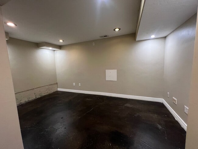 Building Photo - PRICE REDUCED:  LG 4-BED TOWNHOUSE NOW $1,995