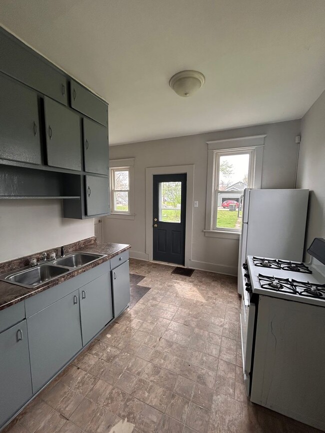 Building Photo - 1320 E Woodbine Pl