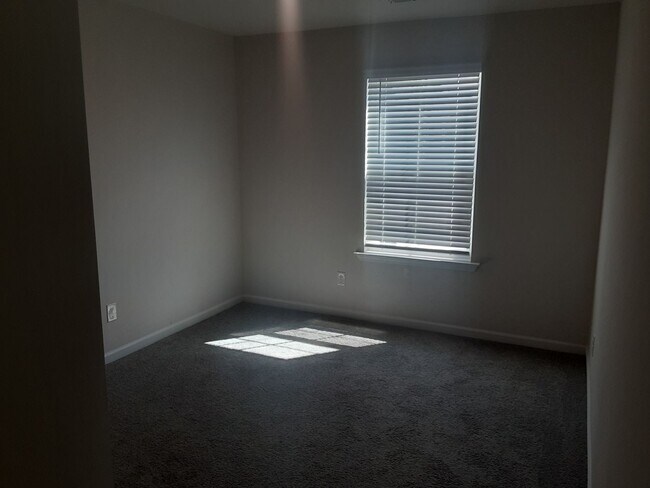 Building Photo - Charming Four Bedroom Home in Southeast Columbia!