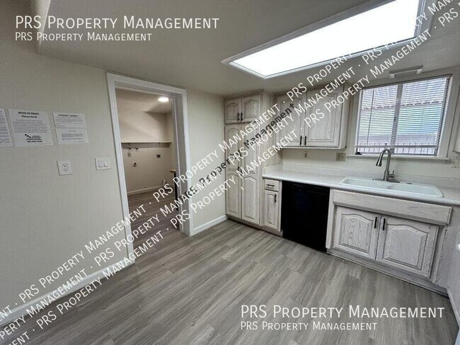 Building Photo - 711 N Oracle Cir