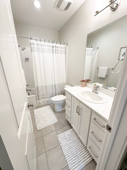 Building Photo - 5465 Gracen Way