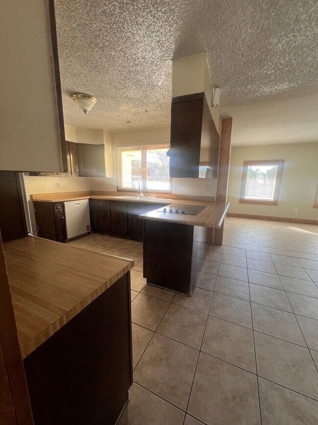 Building Photo - BACK ON THE MARKET!!!  Large Ranch Style Rambler home in Ridgewood