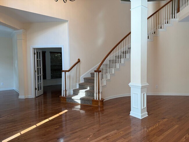 Building Photo - Stunning, Elegant Residence in Chapel Hill...