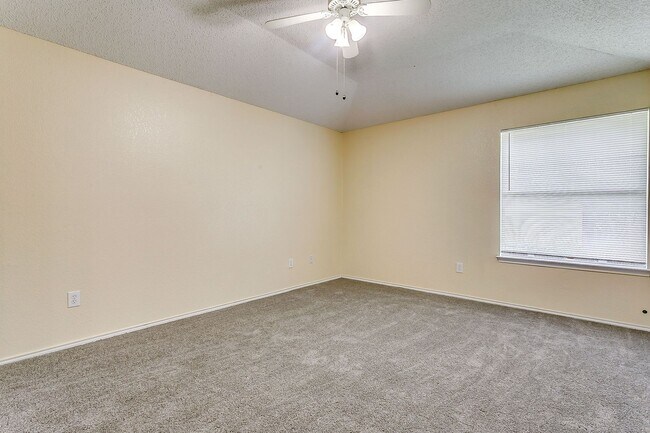 Building Photo - Excellent 3 Bedroom 2 Bath with many featu...