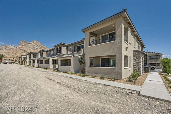 Building Photo - Gorgeous Brand new Town home