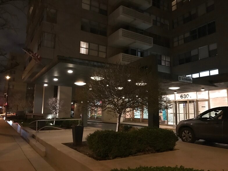 Building Photo - 6301 N Sheridan Rd