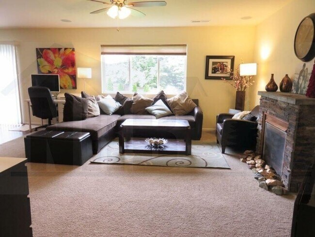 Building Photo - Beautiful 4 Bedroom Home located in a Gate...