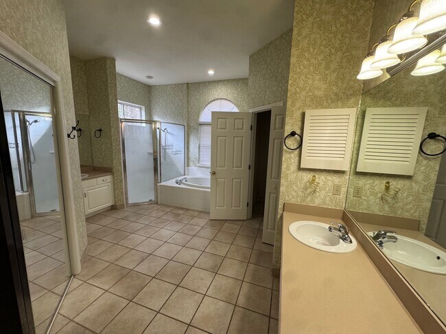 Building Photo - 4404 SW 91st Dr