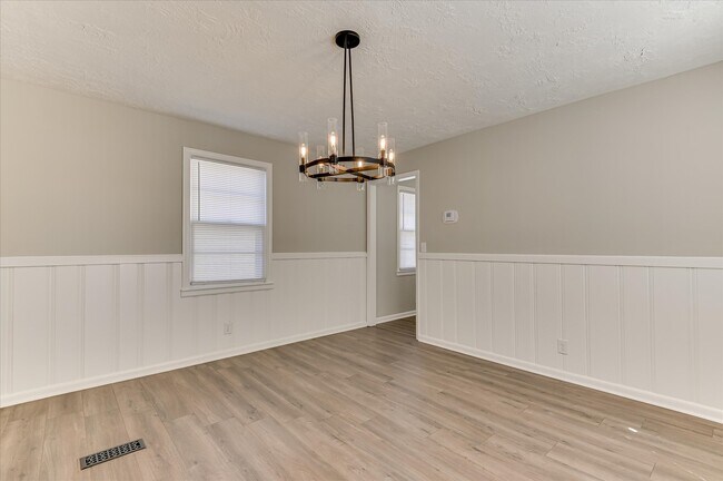 Building Photo - 3210 York Dr