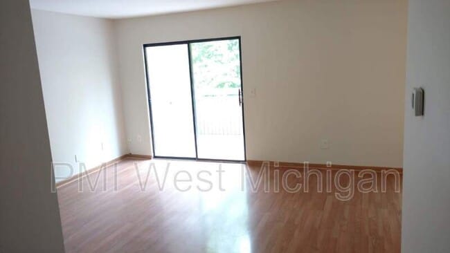 Building Photo - 6433 Wainscot Dr SE