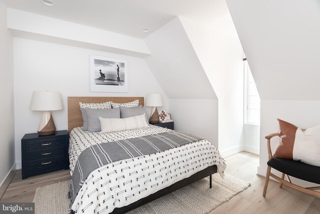 Building Photo - 1015 D St NE