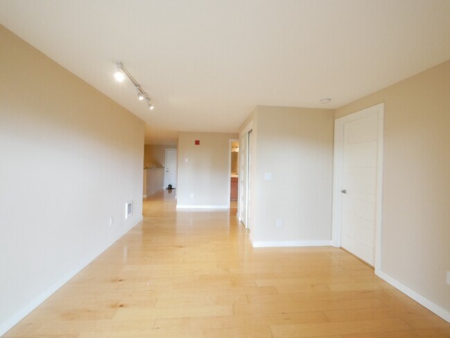 Building Photo - Exceptional Condo in Capitol Hill Available for Rent!