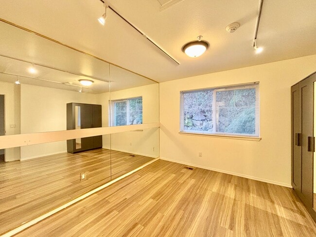 Building Photo - Convenience at Your Doorstep – Townhome for Rent in Newcastle