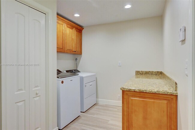 Building Photo - 7120 Hialeah Ln