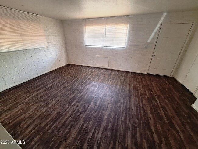 Building Photo - 1317 N 48th Pl