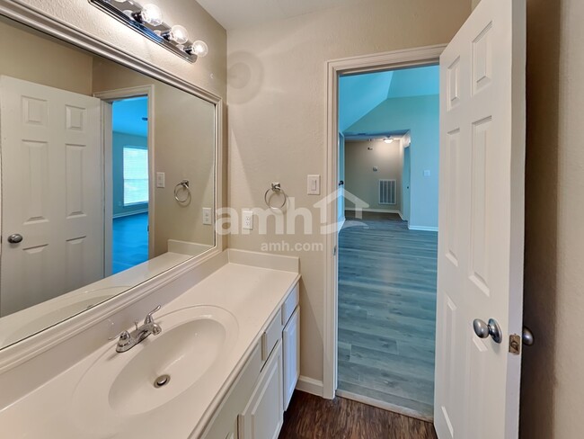 Building Photo - 501 Falcon Lake Dr