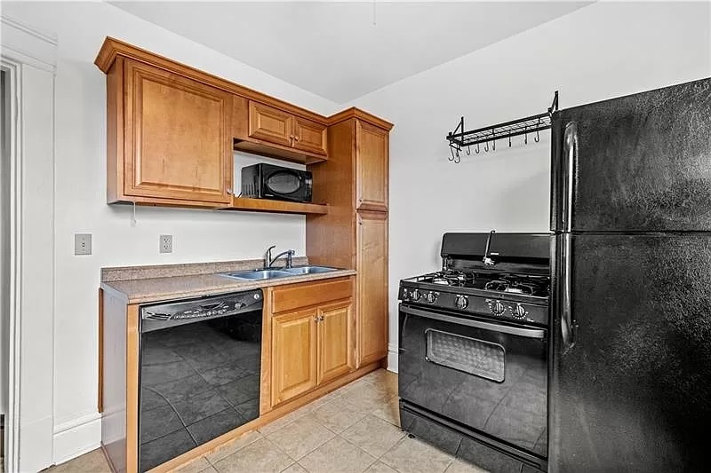 Fully equipped kitchen - 958 Pine Ave