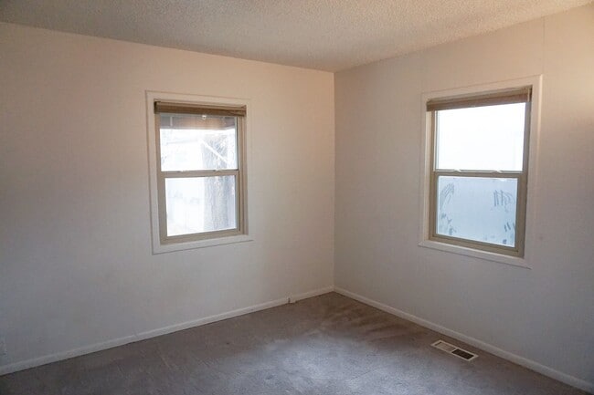 Building Photo - 194 E 4800 S