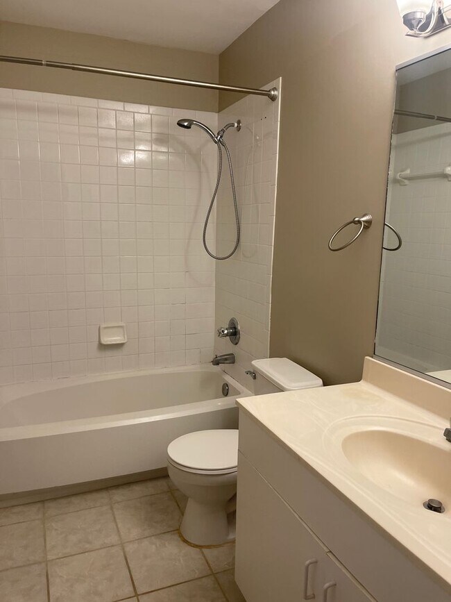 Building Photo - 343 Chesapeake Square Unit 4 (Wimbledon Chase) Chesapeake 23320