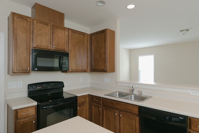 Building Photo - Spacious 6-Bedroom Home in Desirable Latta...