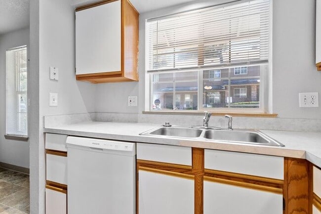 Building Photo - Large 2 bed 1.5bath townhouse with Garage