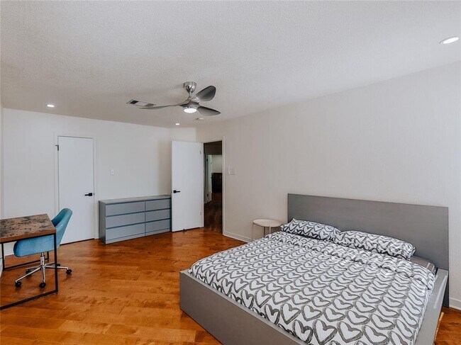 Building Photo - 2010 Carriage Club Dr