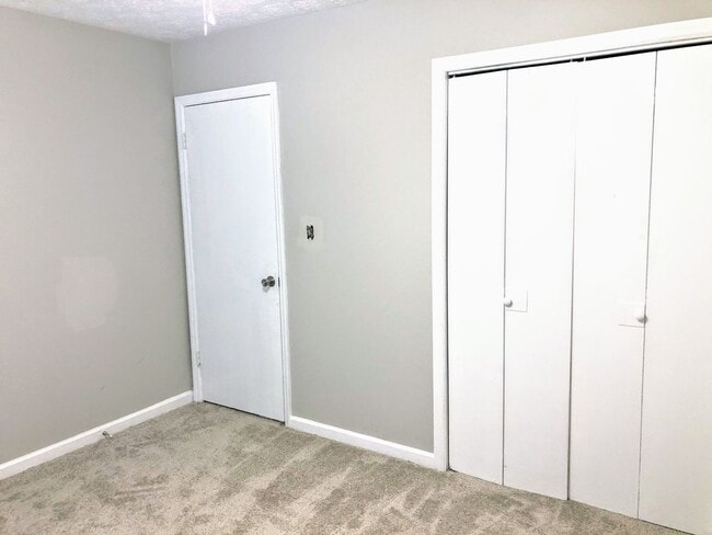 Building Photo - 2 bedroom 1 bathroom Duplex | Landscaping Included