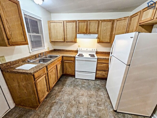 Building Photo - 702 Couch St