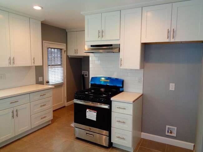 Building Photo - 2 Bedroom 1 Bath Ground Floor Apartment fo...